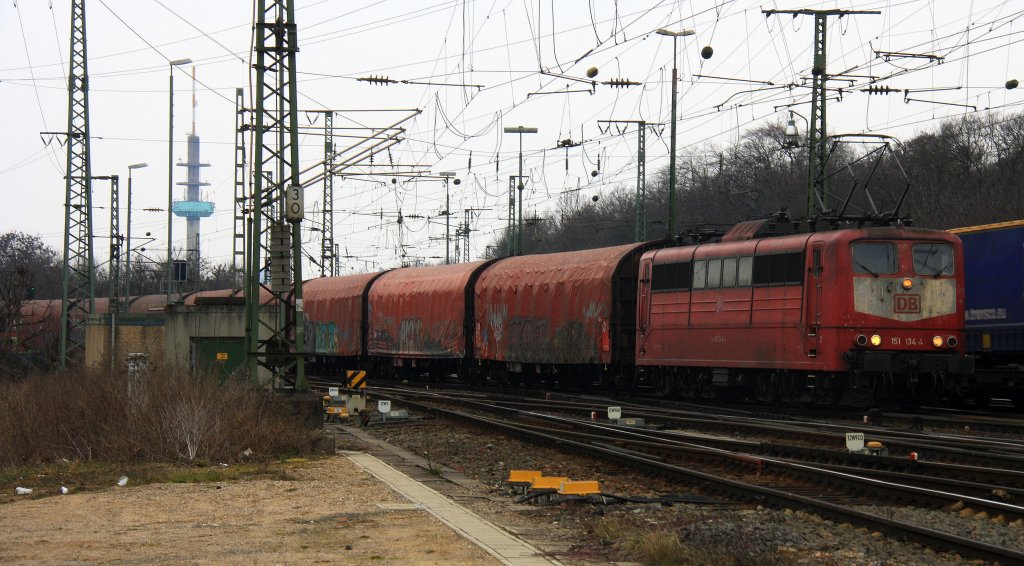 151 134-4 DB kommt aus Richtung Kln-Sd mit einem Coilzug aus Kln und fhrt durch Kln-Gremberg in Richtung Koblenz am Kalten 3.4.2013.