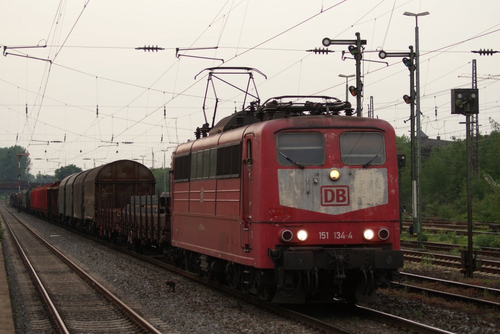 151 134-4 mit dem FIR 51234 (Seelze - Kln-Gremberg) in Dsseldorf-Rath am 10.05.2011