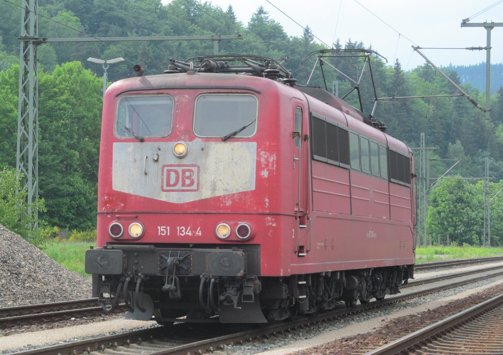 151 134-4 rangiert am 08. Juni 2013 in Probstzella.