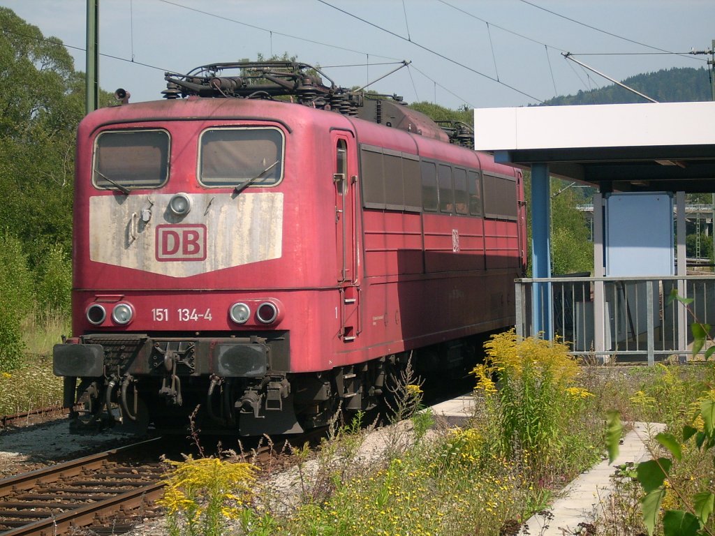 151 134-4 steht am 12.08.2011 im Bahnhof Pressig-Rothenkirchen auf Gleis 5 und wartet auf den nchsten Schubdienst.