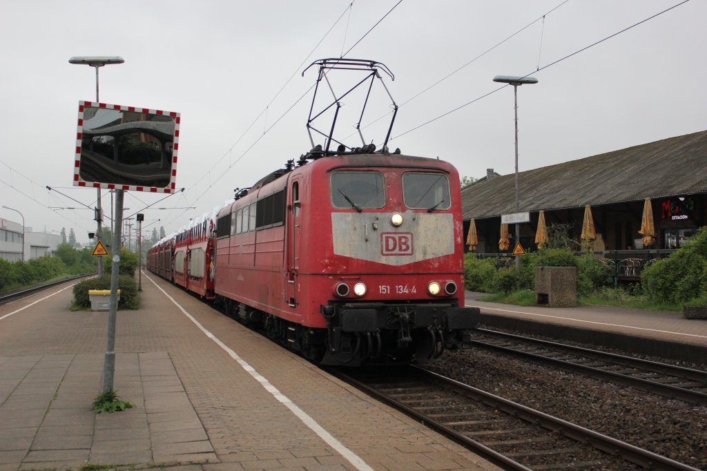 151 134-4 zog am 17.05.2013 einen Autozug durch B�nde (Westfalen) in Richtung Rheine.