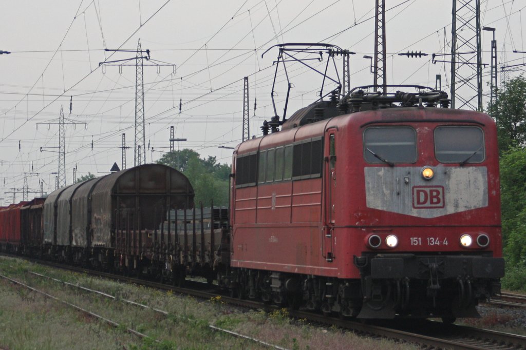151 134 am 10.5.11 mit dem FIR 51234 von Seelze nach Kln-Gremberg und mit +90 Minuten Versptung bei der Durchfahrt durch Ratingen-Lintorf.Vom Schotterplatz aufgenommen neben dem alten Prellbock!!!