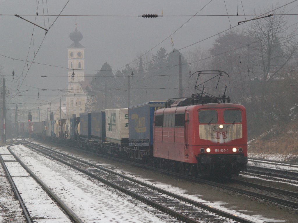 151-134 mit KLV-Zug am 23.12.2009 in Wernstein