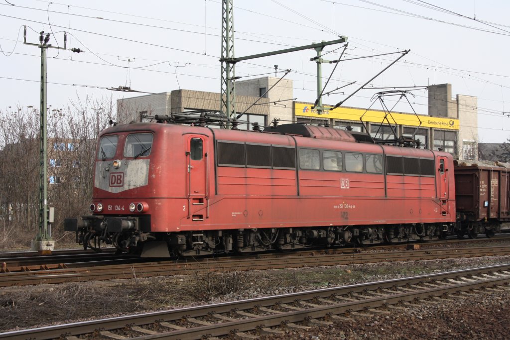 151 134 zog am 24.03.2010 einen gemischten G�terzug durch Lehrte
