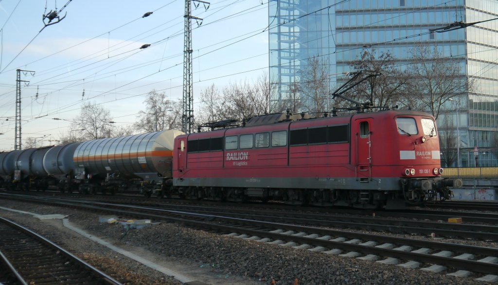 151 135 fhrt mit einem gemischten Gterzug am Victoria-Turm in Mannheim vorbei. (21.02.2012)