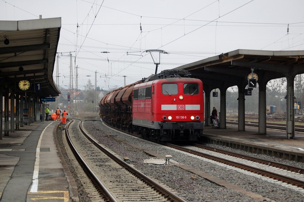151 136-9 (DB Cargo) mit Tds-Zug am 04.04.2012 in Kreiensen