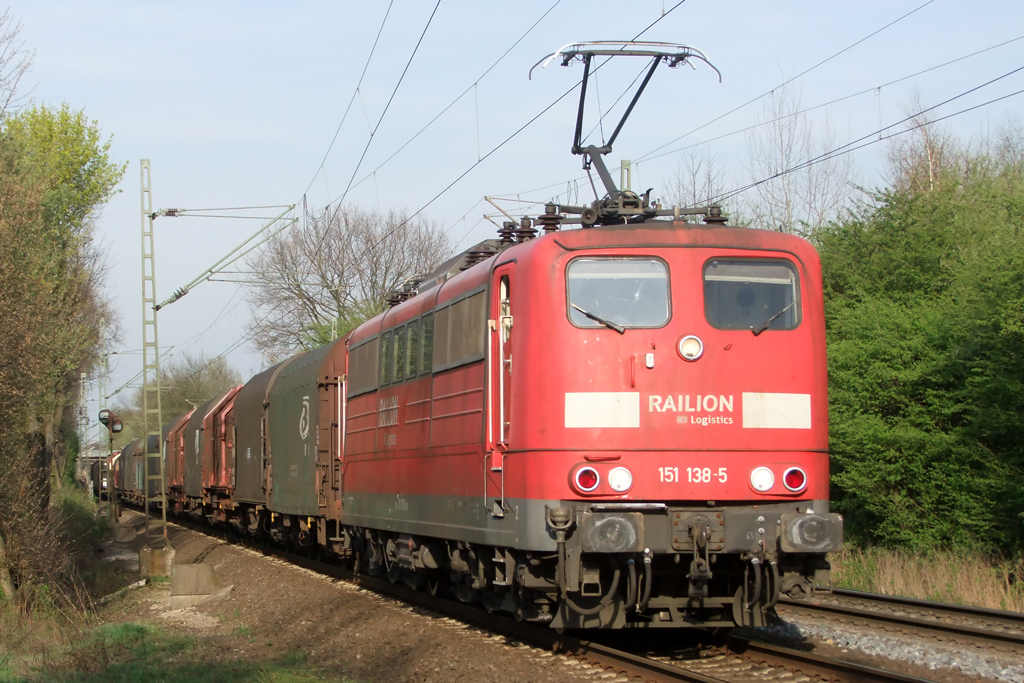 151 138-5 auf der Hamm-Osterfelder Strecke in Recklinghausen 6.4.2011