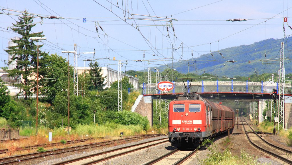 151 139-3 von Railion und die 151 039-5 DB kommen durch den Wittlicher-HBF mit einem Langen Erzzug aus Rotterdam nach Dilligen an der Saar und fahren in Richtung Trier-Ehrang bei Sonne mit Regen am 10.7.2012.