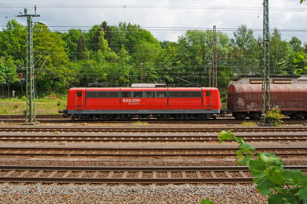 151 139-3 der RAILION Logistics am 28.05.2011 in Kreuztal. Die Lok hat am Rangierbahnhof einen Gterzug bernommen und zieht diesen nun Richtung Hagen.