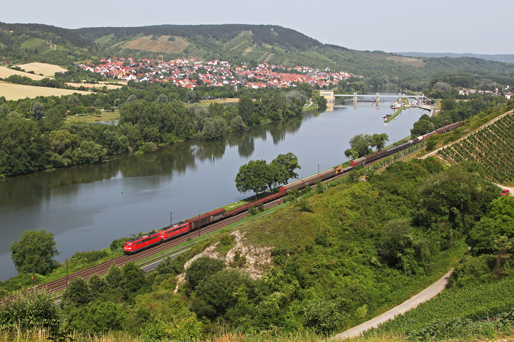 151 140 + 151 146 mit einem gemischten Gterzug am 30.06.2012 im Maintal bei Veitshchheim.