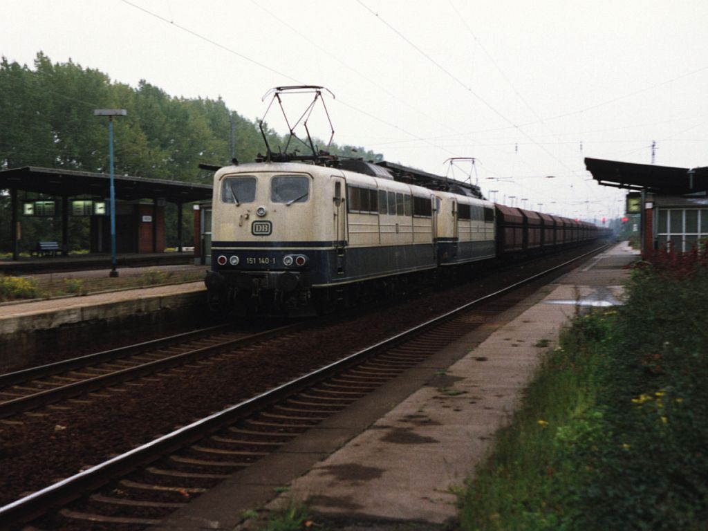 151 140-1, 151 097-3 mit Gterzug 49114 Dillingen-Maasvlakte auf Bahnhof Viersen am 21-10-1992. Bild und scan: Date Jan de Vries.
