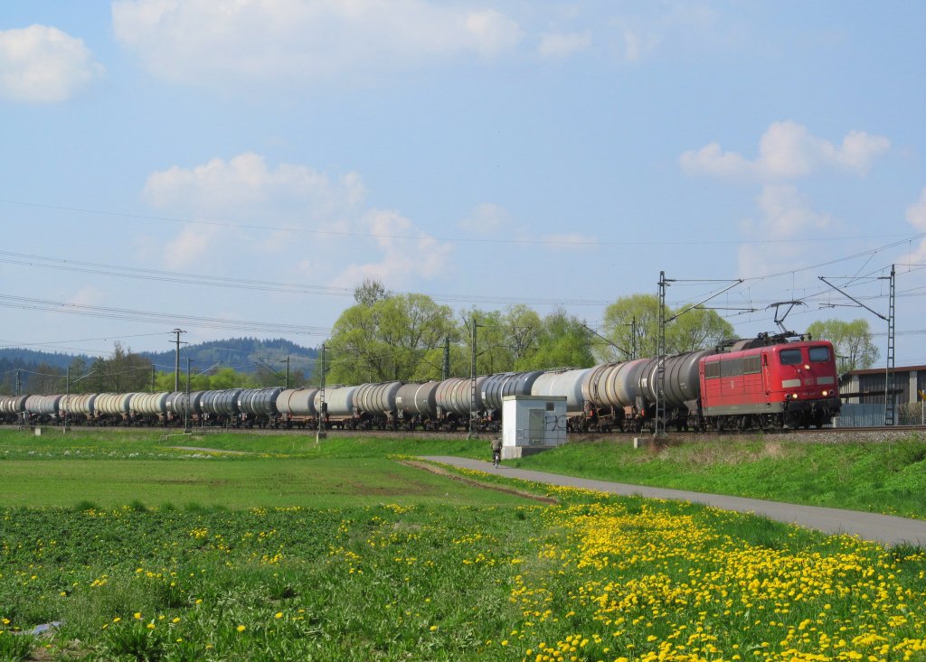 151 140-1 ist am 05. Mai 2013 mit einem Kesselwagenzug bei Gundelsdorf Richtung Kronach unterwegs.