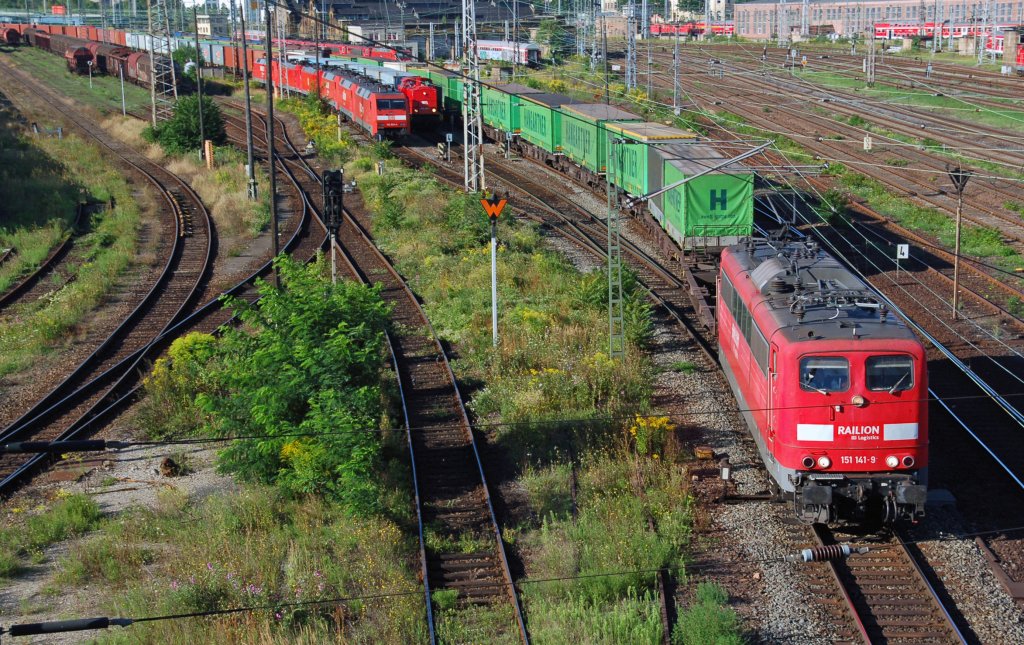 151 141 zieht am 22.08.10 einen Hangartner durch den Rbf Halle(S) Richtung Magdeburg.