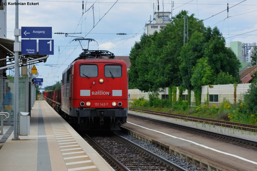 151 142-7 mit Flachwagen Richtung Passau bei der Durchfahrt in S�nching, 07.08.2012