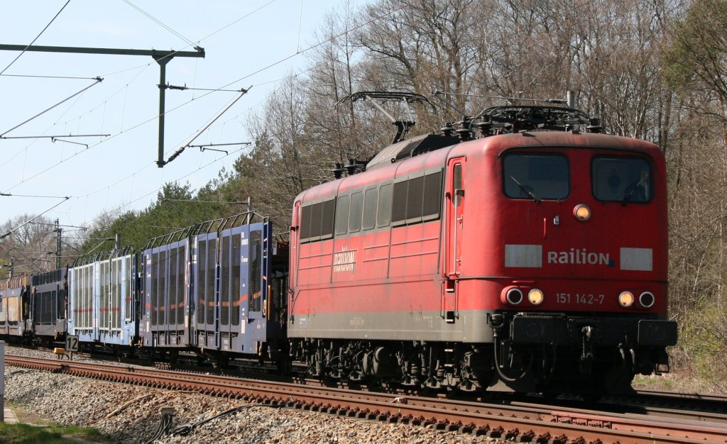 151 142-7 mit gemischtem Gterzug am 09.04.2011 zwischen Rathenow und Nennhausen