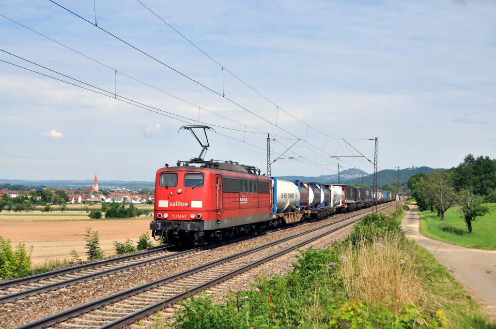 151 142 mit KLV-Zug in Richtung Ulm.Aufgenommen am 26.7.2011 bei Kuchen/Fils