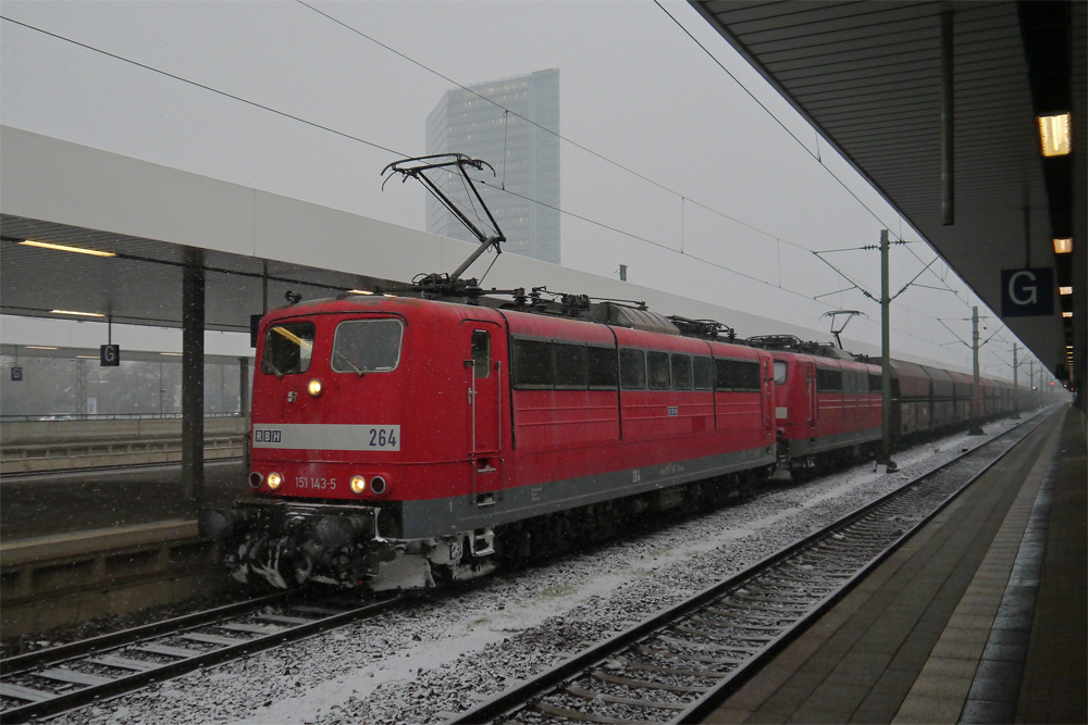 151 143-5 und 151 004-9 sind jetzt auch fr die DB-Tochtergesellschaft RBH Logistics unterwegs; hier mit einem Kohlezug in Mannheim. (16.01.2013)