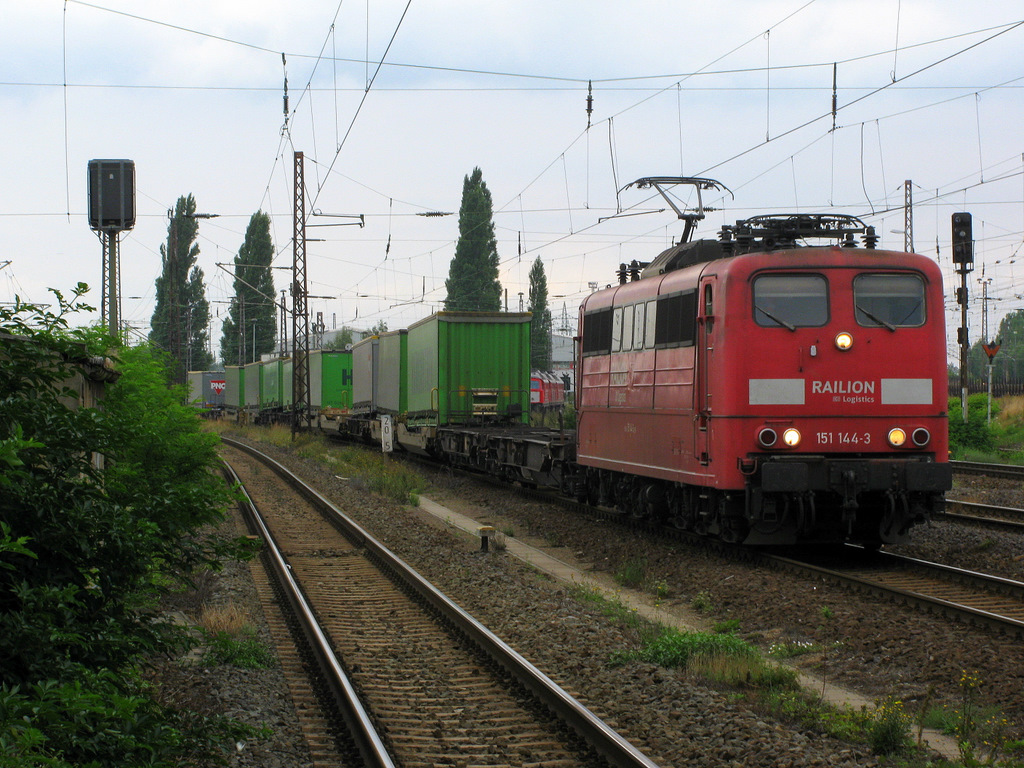 151 144-3 fhrt am 09.08. nach einem Personalwechsel im Rbf Magdeburg Rothensee langsam mit dem PIC 98494 (Hangartner) von Hamburg Seehafen Alte Sderelbe durch den Bahnhof Magdeburg Eichenweiler.