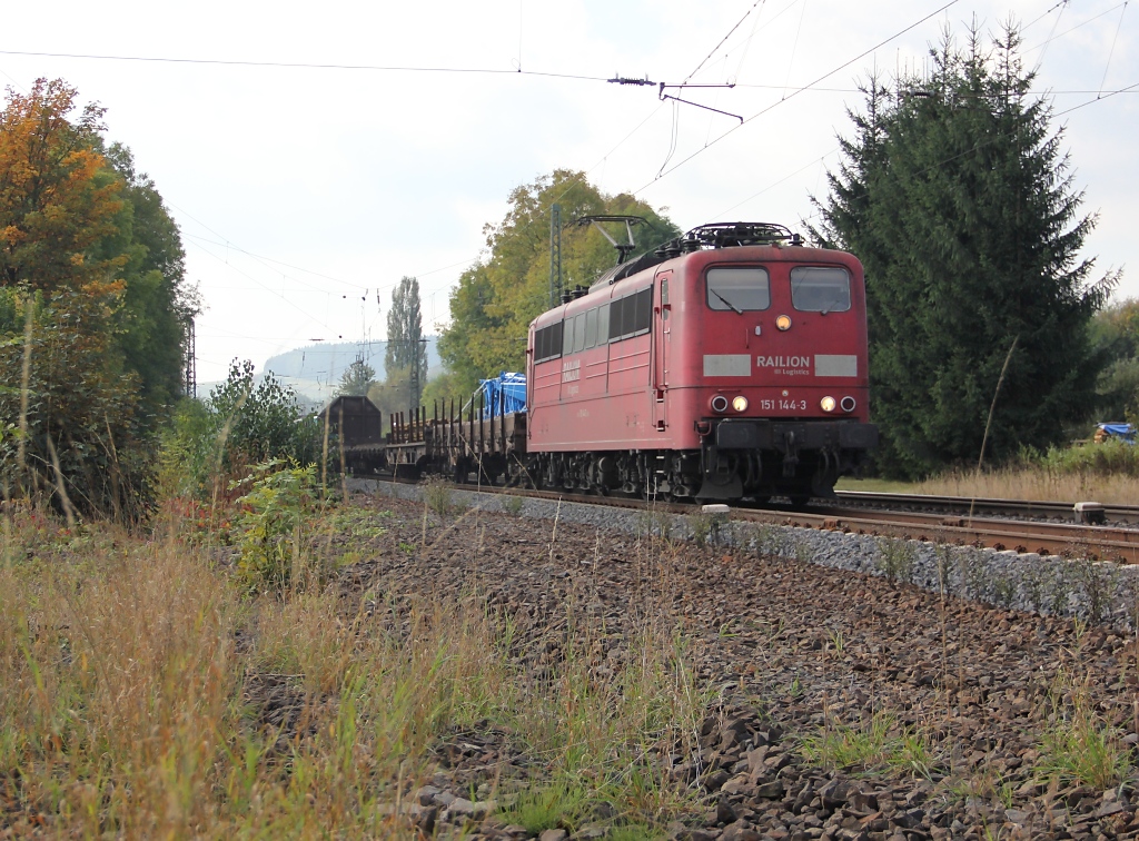 151 144-3 mit gemischtem Gz in Fahrtrichtung Norden. Aufgenommen am 09.10.2012 nahe des B Eltmannshausen/Oberhone.