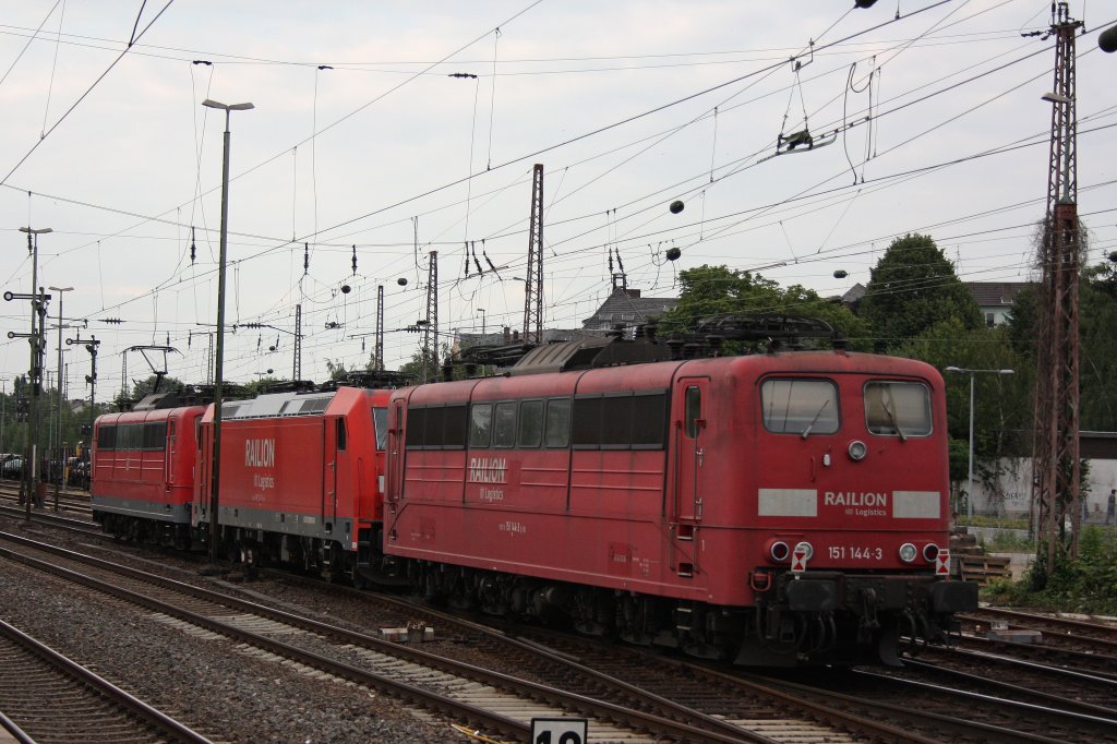 151 144 am Zugschluss eines Lokzuges in Dsseldorf-Rath.
Aufgenommen am 3.7.12.