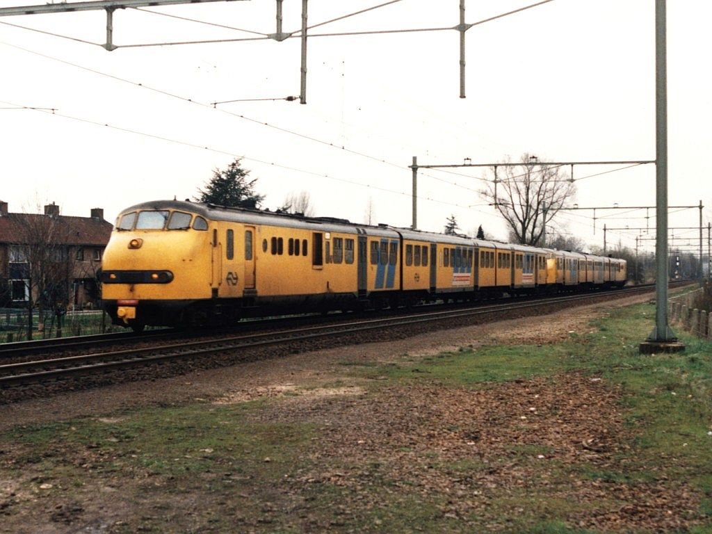 151 und 144 mit Regionalzug 6231 Arnhem-Roermond in Elst am 28-2-1995. Bild und scan: Date Jan de Vries.