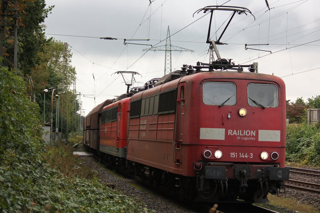 151 144 und eine weitere 151er zogen am 22.9.12 einen Kohlezug durch Ratingen-Lintorf.