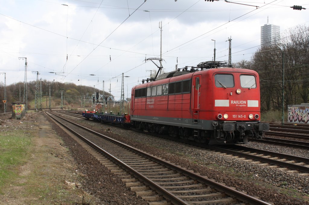 151 145-0 Fhrt mit einem Flachtransportwagen vorbei am von nur leider
TRAXXfreaks besessenem BF Kln West vorbei Richtung Sden.