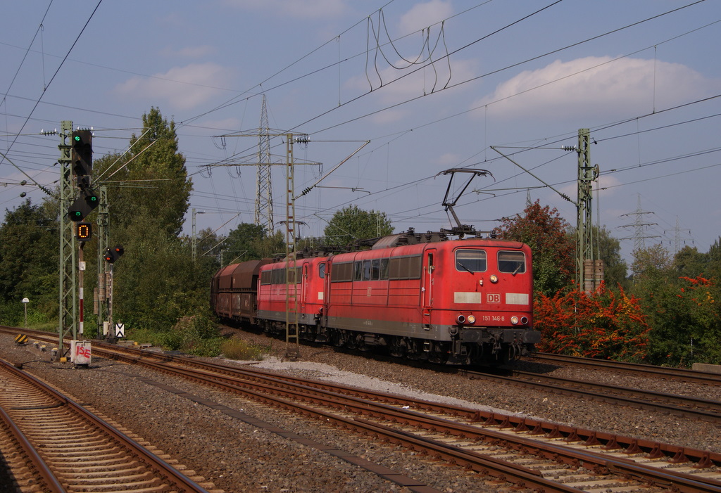 151 146-8 + 123-7 mit einem Kohlezug in Dsseldorf-Eller am 01.09.2011