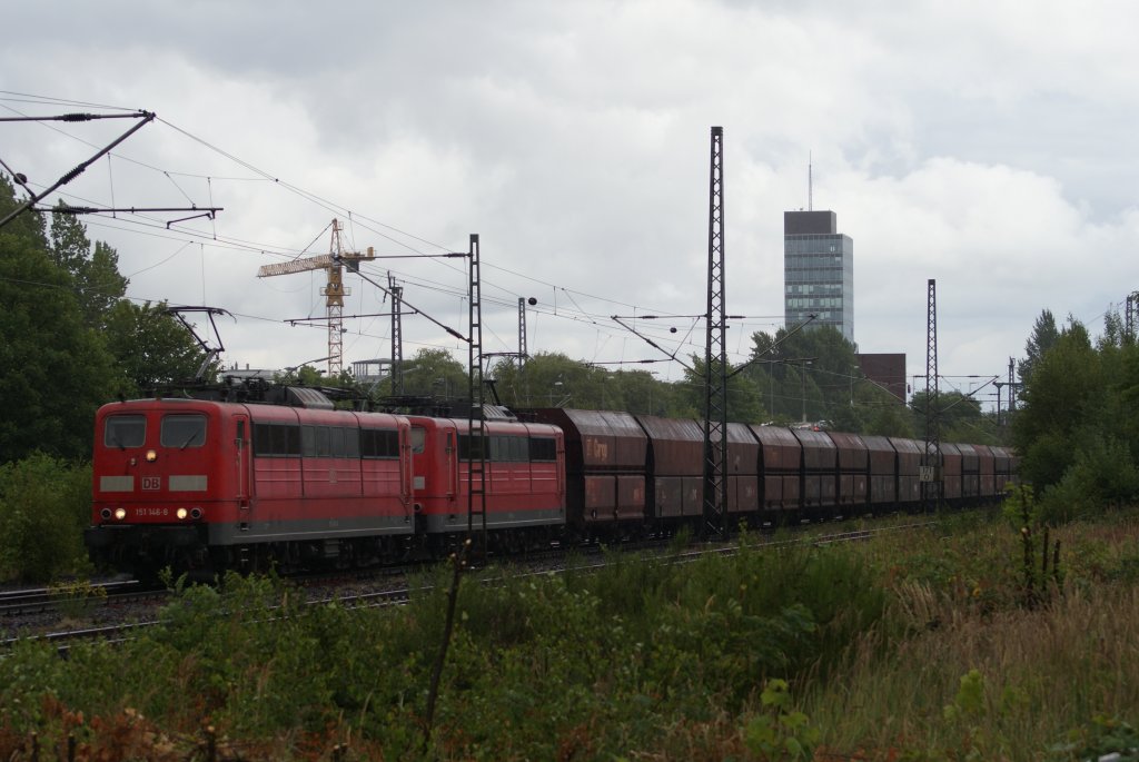 151 146-8 + 151 011-4 mit einem Kohlezug in Hamburg Unterelbe am 09.07.09