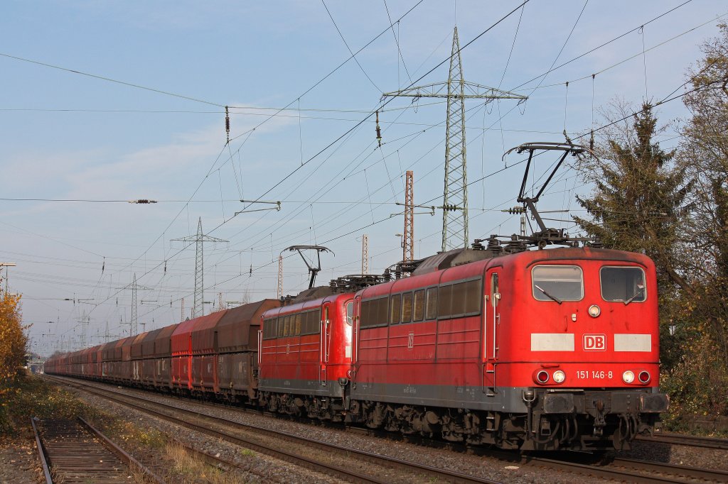 151 146 am 17.11.12 mit einer weiteren 151er und einem Kohlezug in Ratingen-Lintorf.
