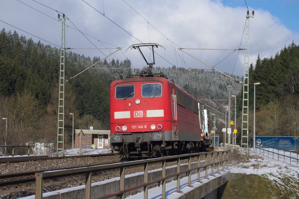 151 146 schiebt am 12.01.2013 einen gemischten Gterzug durch Frtschendorf. 
