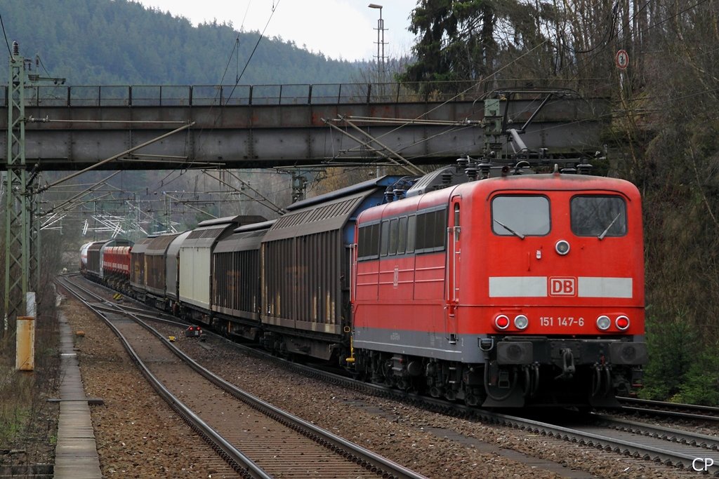 151 147-6 im Einsatz als Schiebelok eines Gterzuges bei der Ausfahrt aus dem Bahnhof Ludwigsstadt. Gut zu erkennen ist die hier beginnende starke Steigung, die den Einsatz von Vorspann- und Schiebelok ntig macht. (27.3.2010)