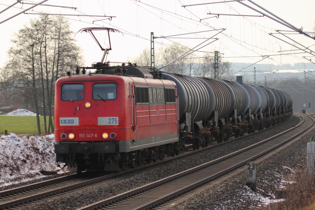 151 147-6 RBH (275) bei Staffelstein am 11.02.2013.