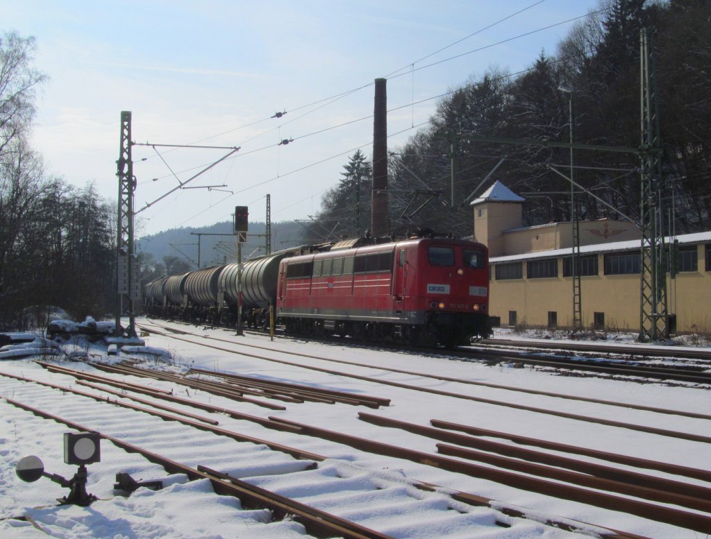 151 147-6 der RBH zieht am 11. Februar 2013 einen Kesselwagenzug durch Kronach.