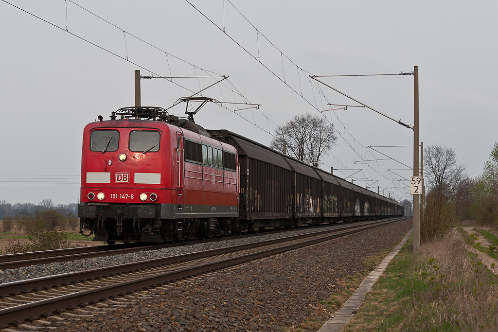 151 147 ist mit einem Gterzug am 15.04.2012 unterwegs in Richtung Oschatz. (bei Bornitz)