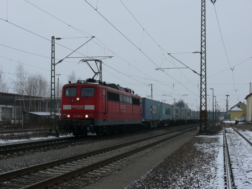 151 148-4 mit einem Containerzug bei der Durchfahrt durch Obertraubling, 9.1.2010 (Bild wurde von einem stillgelegten und freizugnglichen Gleis gemacht)