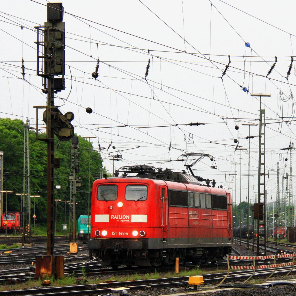 151 148-4 von Railion rangiert in Aachen-West bei Regen und Gewitter am Abend vom 28.5.2013.