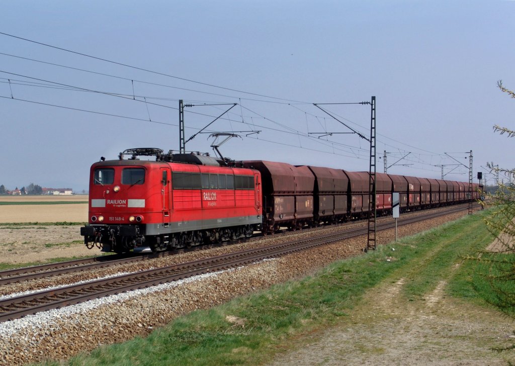 151 148 mit einem Erzzug am 11.04.2007 unterwegs bei Stephansposching.