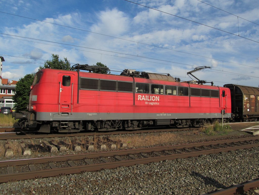 151 149-2 zieht am 19. Juli 2012 einen gemischten Gterzug durch Kronach in Richtung Saalfeld.