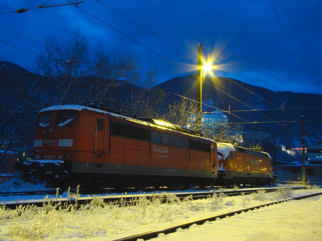151 150-0 und 182 020-8 in Kufstein. 29.11.2010