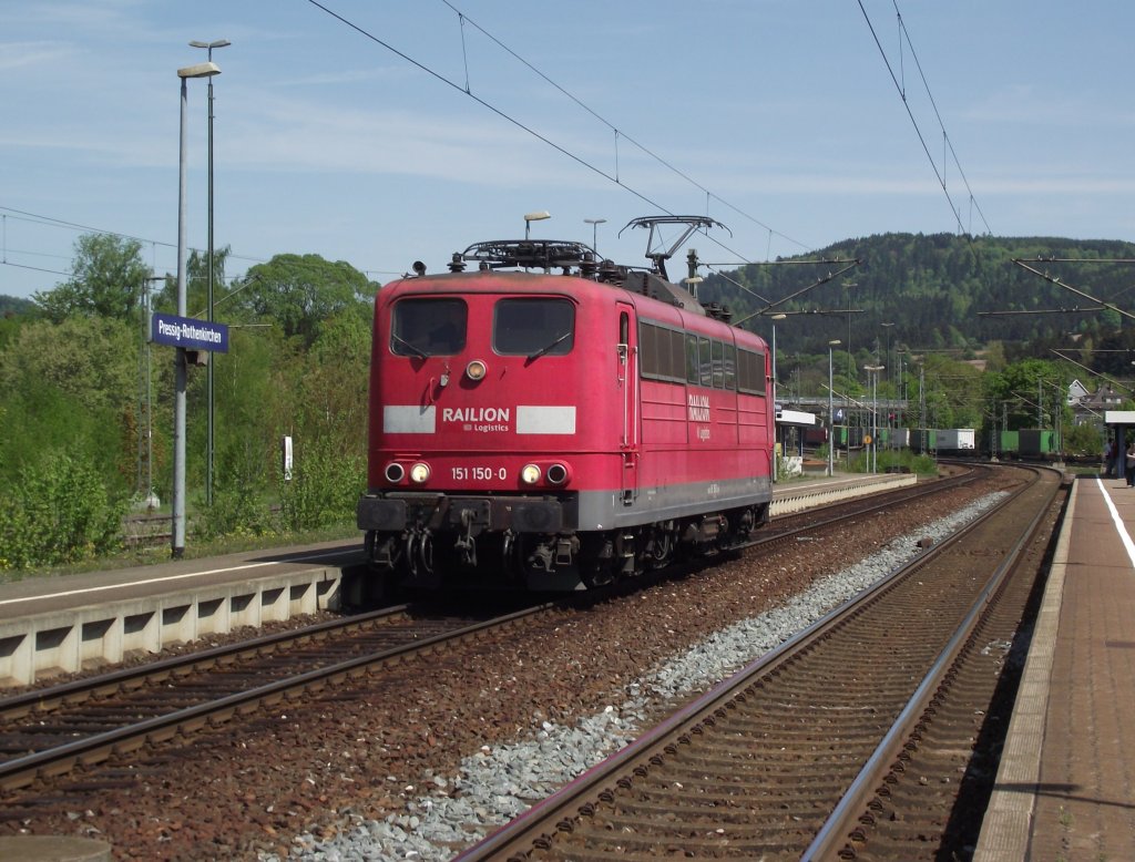 151 150-0 durchfhrt am 7. Mai 2011 den Bahnhof Pressig-Rothenkirchen ber Gleis 4.