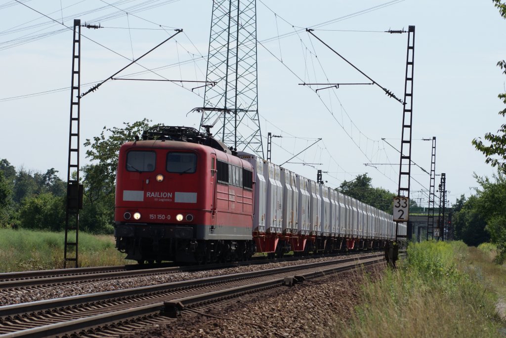 151 150-0 mit DB Schenker Containerwagen in Wiesental am 22.07.09