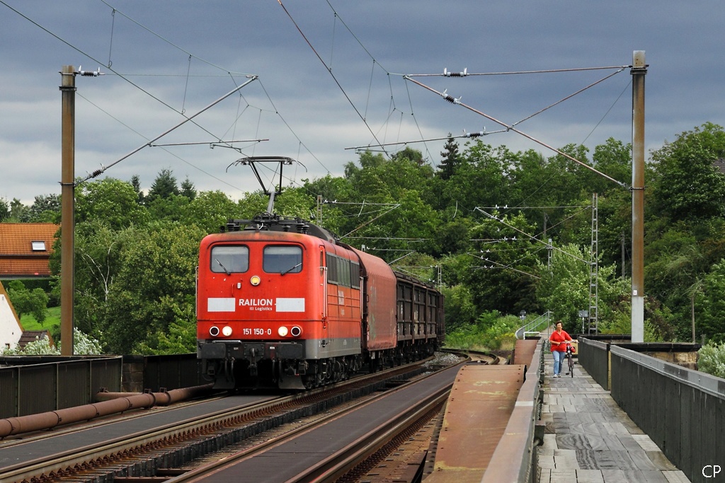 151 150-0 berquert mit einem gemischten Gterzug die Mosel bei Koblenz. (26.8.2010)