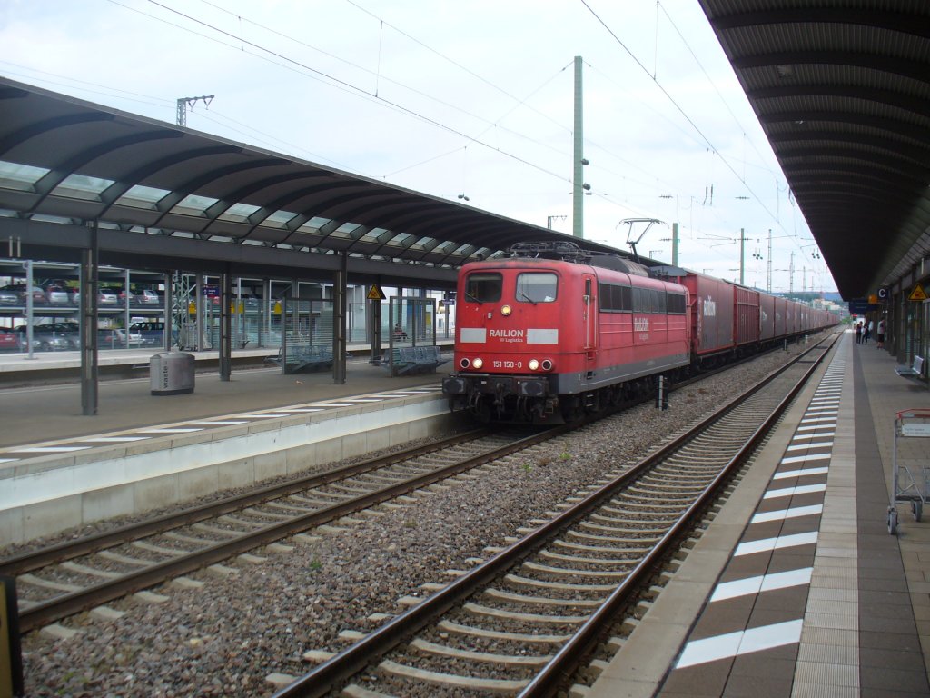 151 150-0 zieht einen Opelzug am 16.06.2011 durch Kaiserslautern Hbf