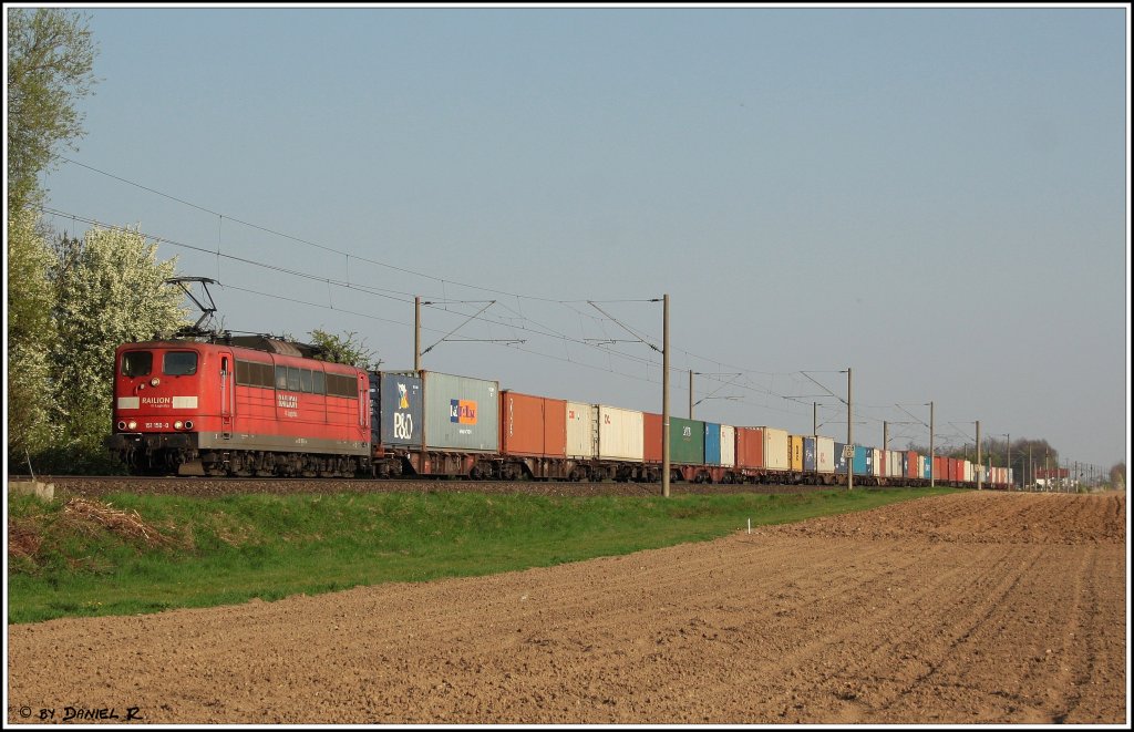 151 150 mit Containerzug von Landshut nach Regensburg Ost am 19.04.2011 in K�fering. 