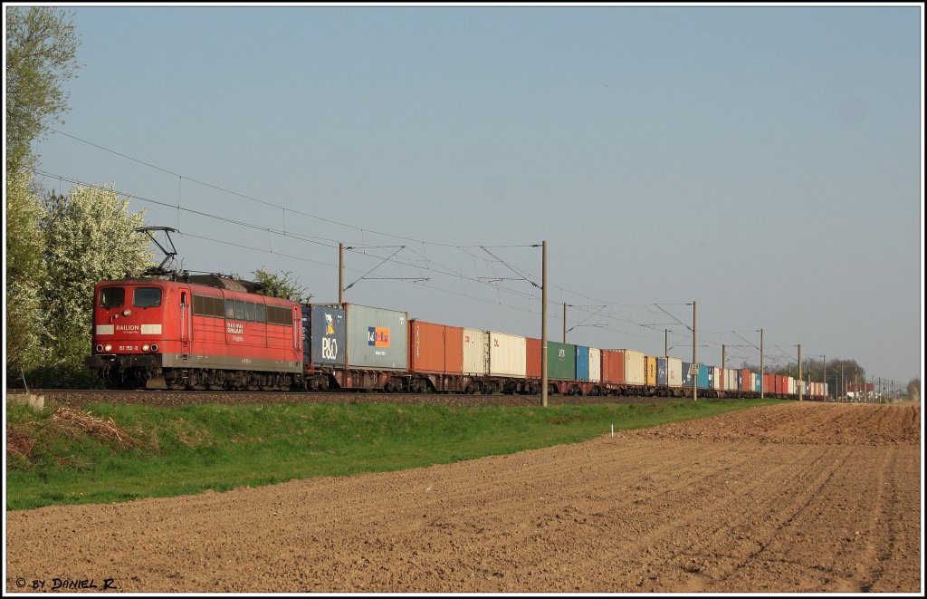 151 150 mit Containerzug von Landshut nach Regensburg Ost am 19.04.2011 in Kfering. 