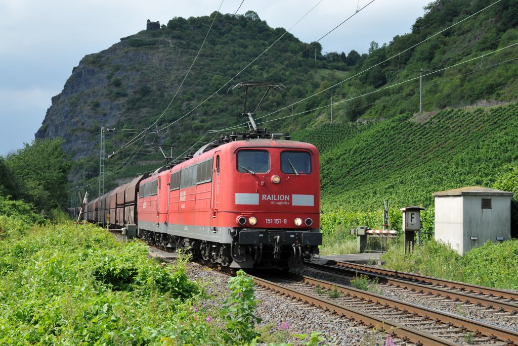151 151-8 + 151 074-2 am 22/07/2011 unterwegs mit einem Gterzug auf der rechten Rheinstrecke sdwrts kurz vor Leutesdorf. 