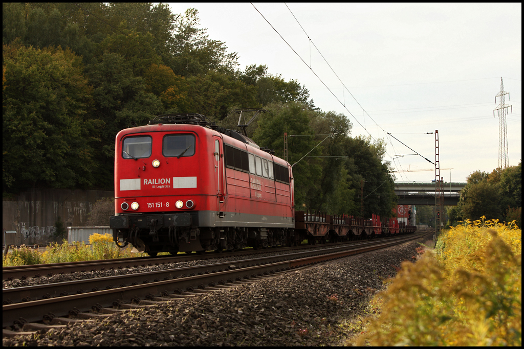 151 151 (9180 6151 151-8 D-DB) hat einen Stahlbrammenzug am Haken und bringt ihn ebenfalls nach Hohenlimburg. (Hagen-Halden am 20.09.2010)