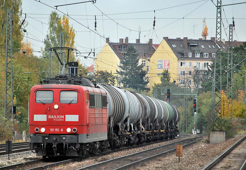 151 151 mit Kesselwagenzug bei der Durchfahrt in Mnchen-Heimeranplatz am 25.10.11.