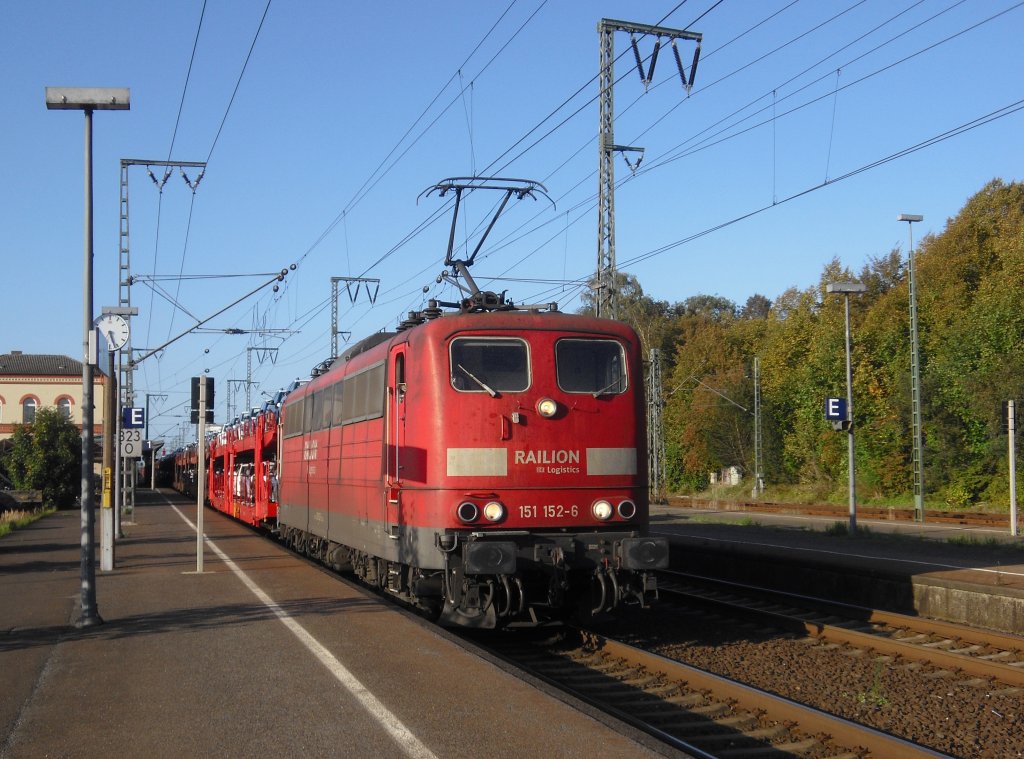 151 152-6 stand im Oktober 2011 mit einem Gterzug in Leer und fuhr weiter gen Sden.